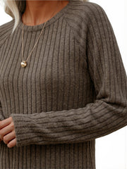 Ladies' Basic Long-Sleeve Sweater, Loose-Fit Top with Elegant Crew Neck.