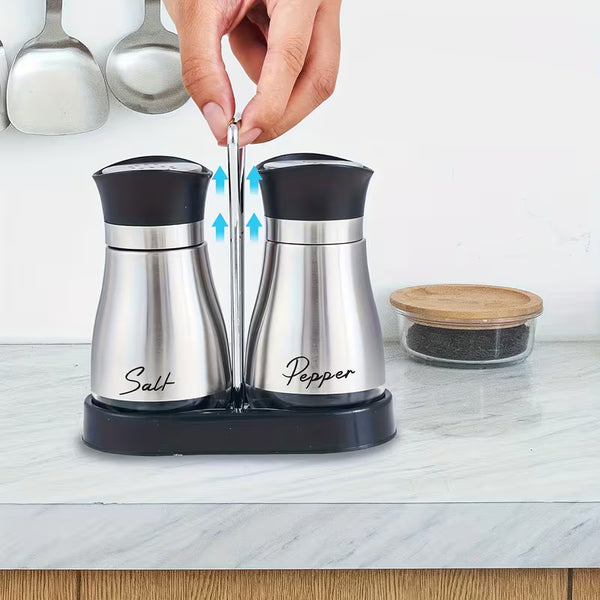 4-piece set (2 bottles + 2 caps) of adorable glass salt and pepper shakers. 4 oz (approx. 113.4g) glass salt and pepper shakers with stainless steel caps, suitable for kitchen dining tables, RVs, camping, and BBQs. Condiment bottles, salt and pepper shake