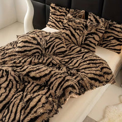 LIVINGANDHOME Tiger Stripes Plush Duvet Cover Set - 3pcs Polyester Woven Includes 1 Duvet Cover & 2 Pillowcases, Soft Cozy All Season, Machine Washable (Single/Double/King/Super King)