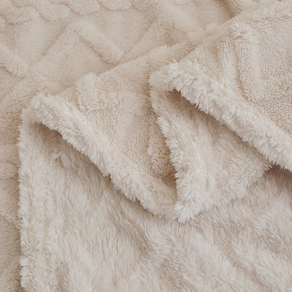 A Plush And Comfortable Velvet Throw, Perfect for Any Season, This Durable And Reversible Blanket Makes an Excellent Gift. It'S Versatile And Cozy, Ideal for Use on a Couch, Sofa, in The Bedroom, Living Room, Or Office