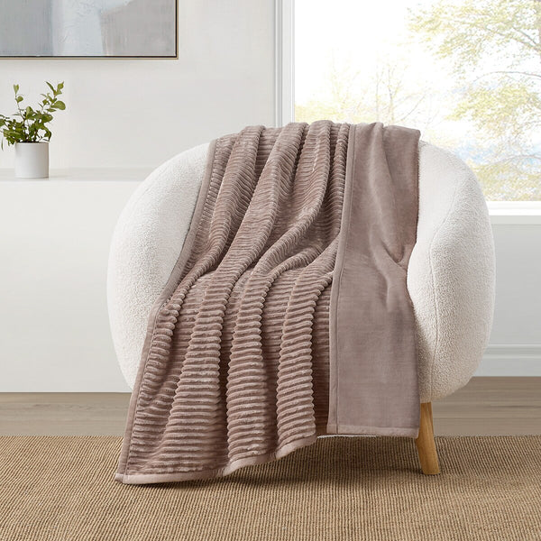 Casual Living Textured Plush Throw in Green, 127 X 177 Cm