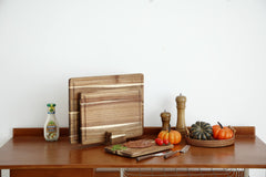 Set of 3 Solid Acacia Chopping Boards (40 x 30 cm / 33 x 24 cm / 26 x 18 cm), with Board Stand,With anti-slip mat. 2 cm Thick Wooden Boards with Juice Groove, Designer Chopping Board Set