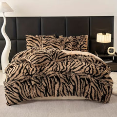 LIVINGANDHOME Tiger Stripes Plush Duvet Cover Set - 3pcs Polyester Woven Includes 1 Duvet Cover & 2 Pillowcases, Soft Cozy All Season, Machine Washable (Single/Double/King/Super King)