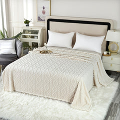 A Plush And Comfortable Velvet Throw, Perfect for Any Season, This Durable And Reversible Blanket Makes an Excellent Gift. It'S Versatile And Cozy, Ideal for Use on a Couch, Sofa, in The Bedroom, Living Room, Or Office
