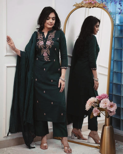 Women'S Embroidered Neck Kurta Set with Pant And Plain Dupatta