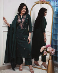 Women'S Embroidered Neck Kurta Set with Pant And Plain Dupatta