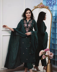 Women'S Embroidered Neck Kurta Set with Pant And Plain Dupatta