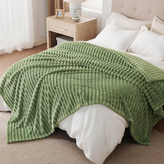 Bedsure Fleece Throw Blanket for Sofa - Fluffy Cosy Warm Blankets for Bed, Soft Cute Single Throw Gifts for Women and Girls, off White, 130X170 Cm
