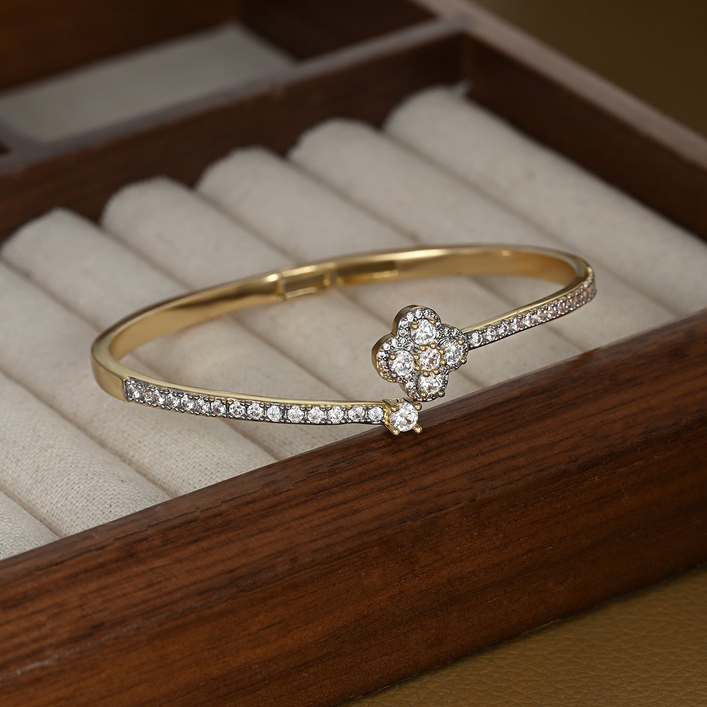 Four-Leaf Clover Pave Cubic Zircon Bangle - Light Luxury Lucky Daily Statement Bracelet for Women