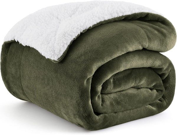 Bedsure Sherpa Fleece Throw Blanket - Fluffy Microfiber Solid Blankets for Bed and Couch Double/Twin Size, Silver Grey, 150X200Cm