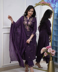 Women'S Embroidered Neck Kurta Set with Pant And Plain Dupatta