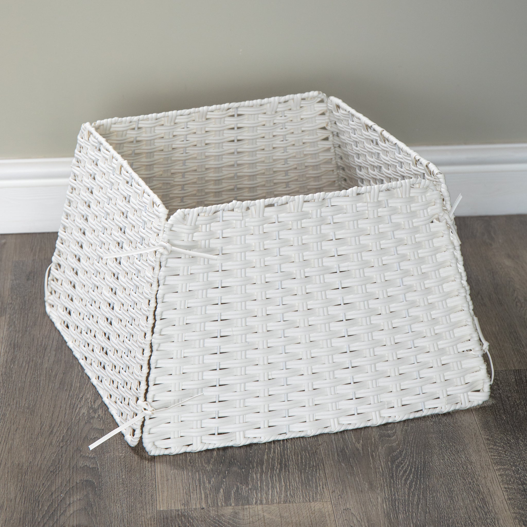 47cm x 46cm Samuel Alexander Foldable Faux Rattan Christmas Tree Skirt in White