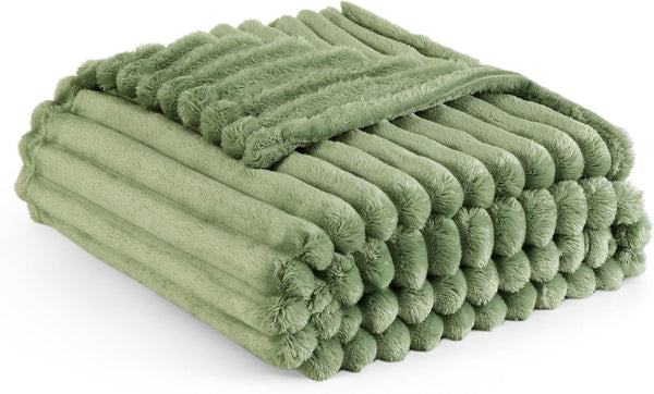 Bedsure Fleece Throw Blanket for Sofa - Fluffy Cosy Warm Blankets for Bed, Soft Cute Single Throw Gifts for Women and Girls, off White, 130X170 Cm
