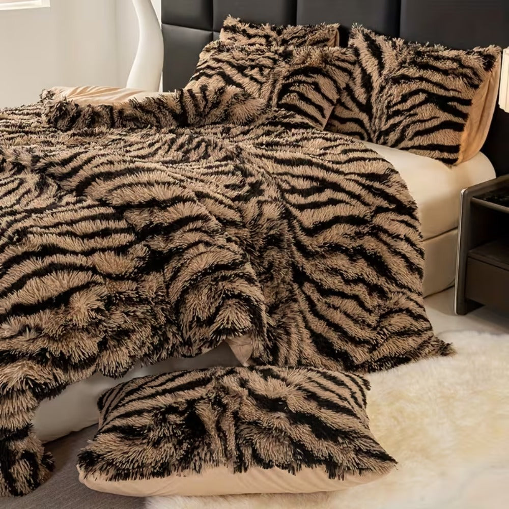 LIVINGANDHOME Tiger Stripes Plush Duvet Cover Set - 3pcs Polyester Woven Includes 1 Duvet Cover & 2 Pillowcases, Soft Cozy All Season, Machine Washable (Single/Double/King/Super King)