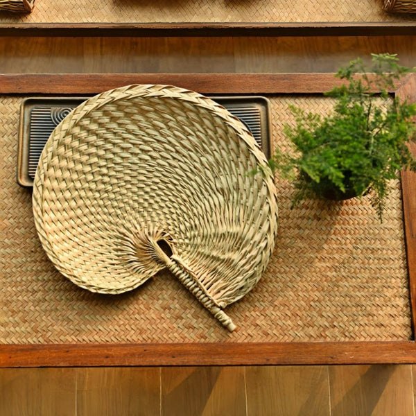 Nostalgic Southeast Asian-Style Hand Fan - Purely Hand-Woven, Seashell-Shaped Design, Cooling Palm Leaf Fan, Wall-Hanging Decor, Photography Prop