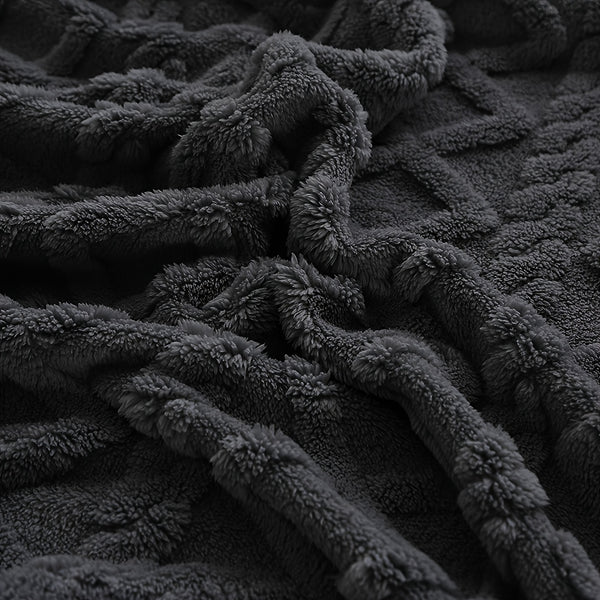 A Plush And Comfortable Velvet Throw, Perfect for Any Season, This Durable And Reversible Blanket Makes an Excellent Gift. It'S Versatile And Cozy, Ideal for Use on a Couch, Sofa, in The Bedroom, Living Room, Or Office