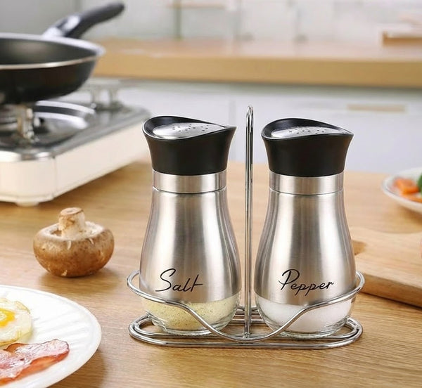 4-piece set (2 bottles + 2 caps) of adorable glass salt and pepper shakers. 4 oz (approx. 113.4g) glass salt and pepper shakers with stainless steel caps, suitable for kitchen dining tables, RVs, camping, and BBQs. Condiment bottles, salt and pepper shake