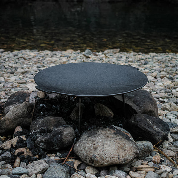 1PC Heavy-duty Cast Iron Tripod Barbecue Tray, Round Barbecue Tray Grill, Multi-functional Cast Iron Tray, Suitable for Various Scenarios Such As Campfires, Picnics and BBQs.