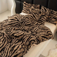 LIVINGANDHOME Tiger Stripes Plush Duvet Cover Set - 3pcs Polyester Woven Includes 1 Duvet Cover & 2 Pillowcases, Soft Cozy All Season, Machine Washable (Single/Double/King/Super King)
