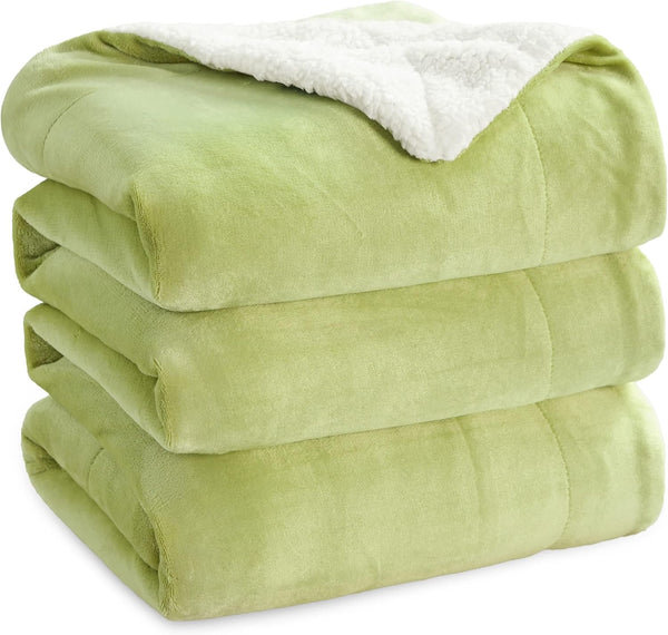 Bedsure Sherpa Fleece Throw Blanket - Fluffy Microfiber Solid Blankets for Bed and Couch Double/Twin Size, Silver Grey, 150X200Cm
