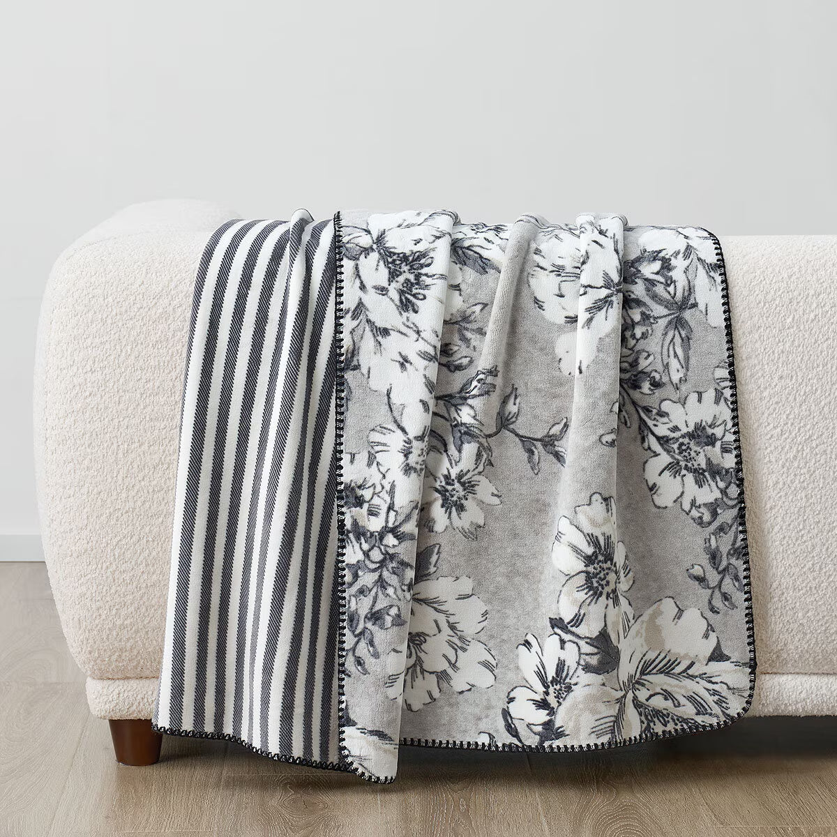 Casual Living Reversible Plush Throw 127 X 177 Cm, in Black and White