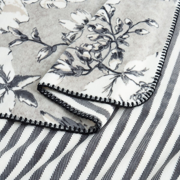 Casual Living Reversible Plush Throw 127 X 177 Cm, in Black and White